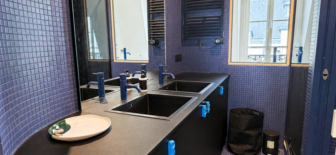 MEUBLÉ – 1 chambre – 47 m2 (50 m2 au sol) – PARIS 7ème – Rue Vaneau – 5ème et dernier étage (ascenseur jusqu&rsquo;au 4ème) – Loyer charges comprises : 2.107 €