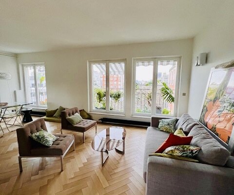 MEUBLÉ – Duplex –  1 chambre – PARIS 15ème – Avenue Motte Picquet – 70 m2 – 8ème étage avec ascenseur – Loyer charges comprises : 2.850 euros (chauffage collectif inclus)