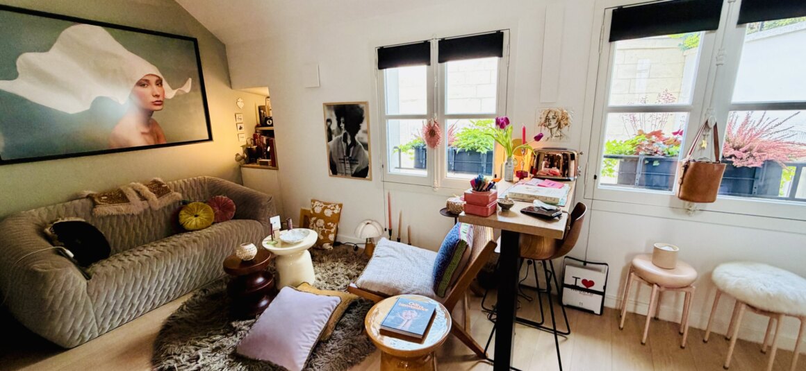 MEUBLÉ – Très standing – Idéal pieds à terre – 1 chambre – 34 m2 au sol – Paris 7ème – Rue de Grenelle – Quartier Beaupassage / Raspail – 3ème étage avec ascenseur – Loyer charges comprises : 1.950 euros (chauffage et eau chaude collectifs inclus) et (Internet inclus).