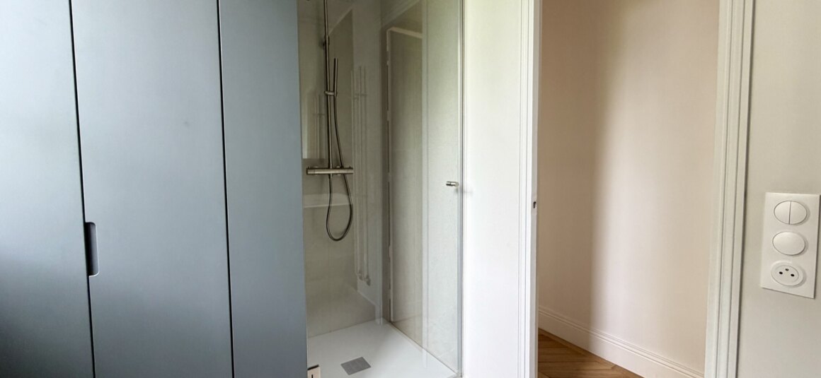 VIDE – 2 chambres – PARIS 16ème – Bld Exelmans – 75,37 m2 – 4ème étage avec ascenseur – Loyer charges comprises : 3.000 euros (chauffage et eau chaude collectifs)