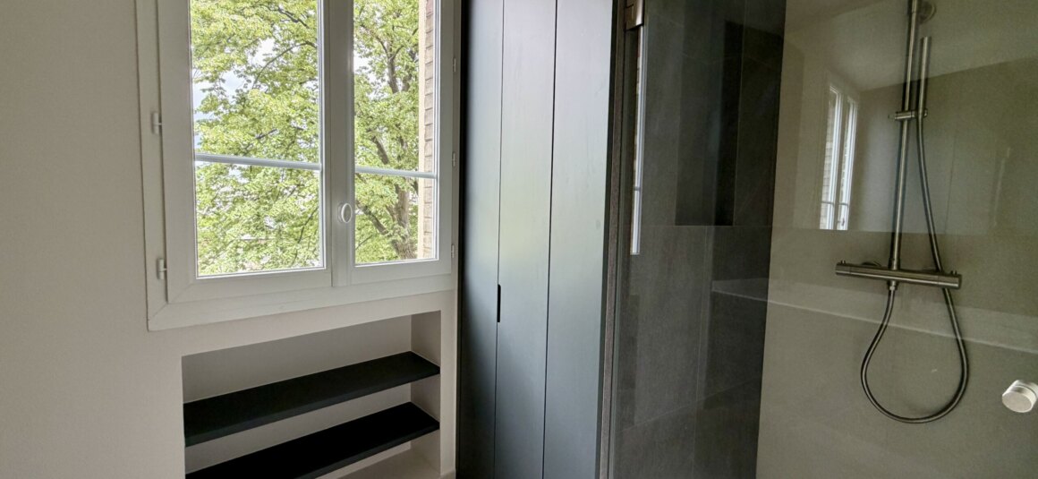 VIDE – 2 chambres – PARIS 16ème – Bld Exelmans – 75,37 m2 – 4ème étage avec ascenseur – Loyer charges comprises : 3.000 euros (chauffage et eau chaude collectifs)