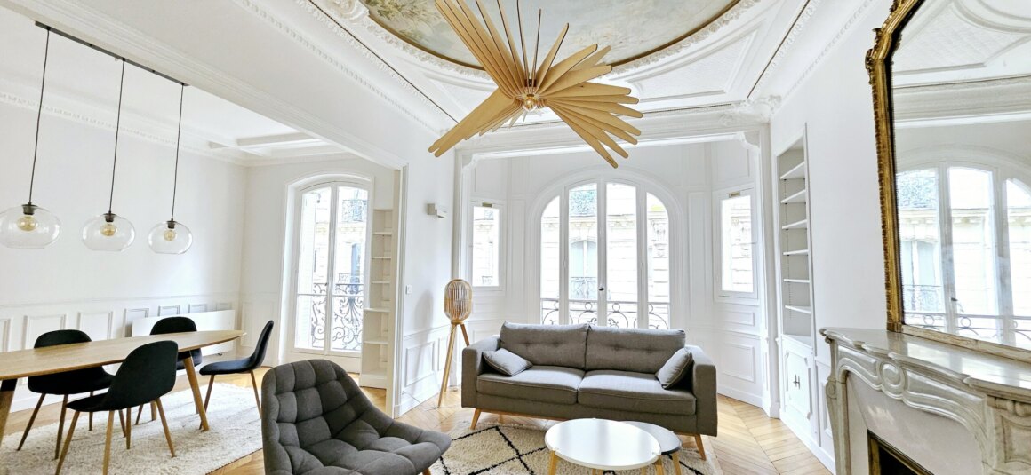 Living vue d'ensemble Cathh Peterhof MEUBLÉ – 2 chambres – PARIS 17ème – Rue Guersant – 82 m2 – 3ème étage ascenseur – Loyer charges comprises : 3.400 euros (chauffage collectif). Internet inclus.