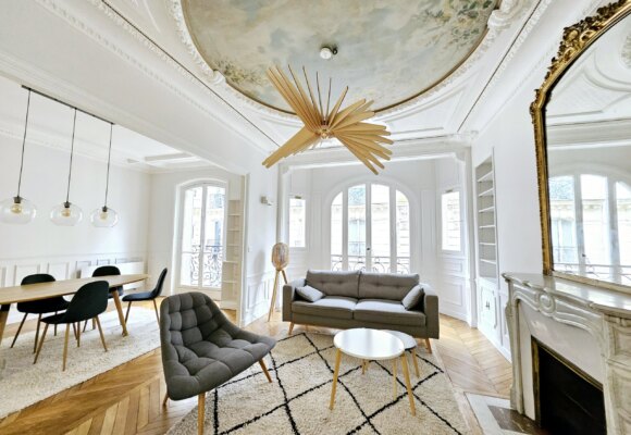 MEUBLÉ – 2 chambres – PARIS 17ème – Rue Guersant – 82 m2 – 3ème étage ascenseur – Loyer charges comprises : 3.400 euros (chauffage collectif). Internet inclus.
