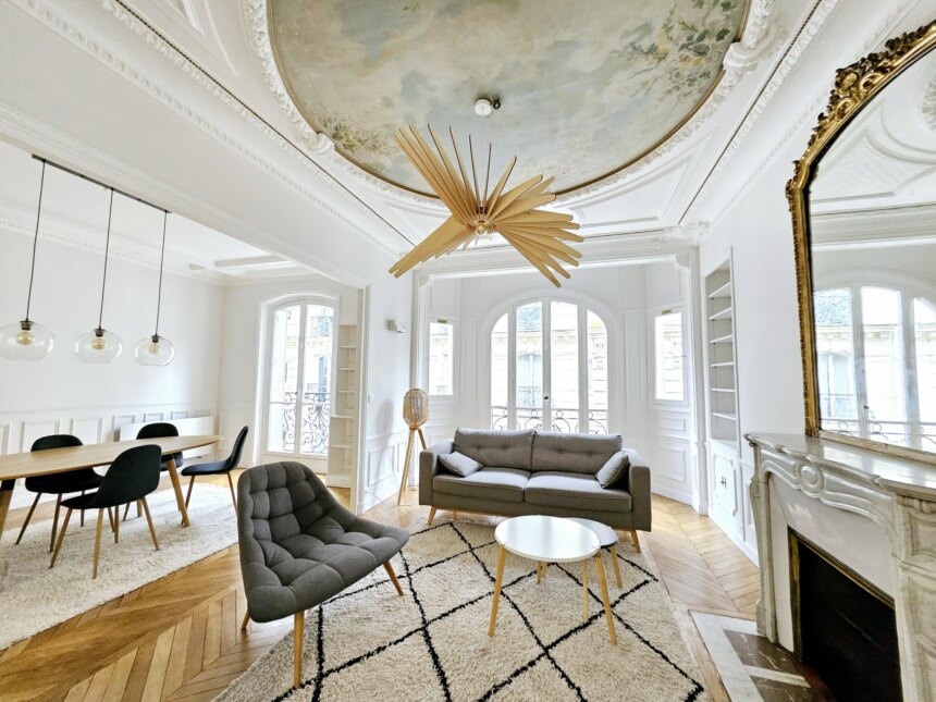 MEUBLÉ – 2 chambres – PARIS 17ème – Rue Guersant – 82 m2 – 3ème étage ascenseur – Loyer charges comprises : 3.400 euros (chauffage collectif). Internet inclus.