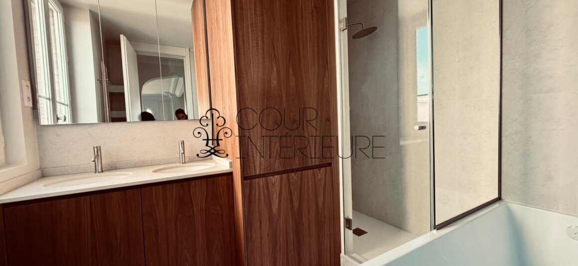 PHOTO- VIDE – 2 chambres – PARIS 16ème – Bld Exelmans – 65,40 m2 – 5ème étage avec ascenseur – Loyer charges comprises : 2.600 euros (chauffage et eau chaude collectifs)