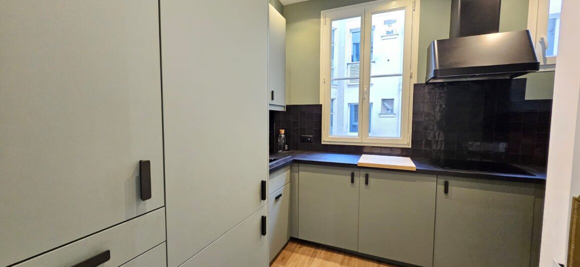 PHOTO-2026-06-08-12-23-00 MEUBLÉ – 2 chambres – PARIS 17ème – Rue Guersant – 82 m2 – 3ème étage ascenseur – Loyer charges comprises : 3.400 euros (chauffage collectif). Internet inclus.