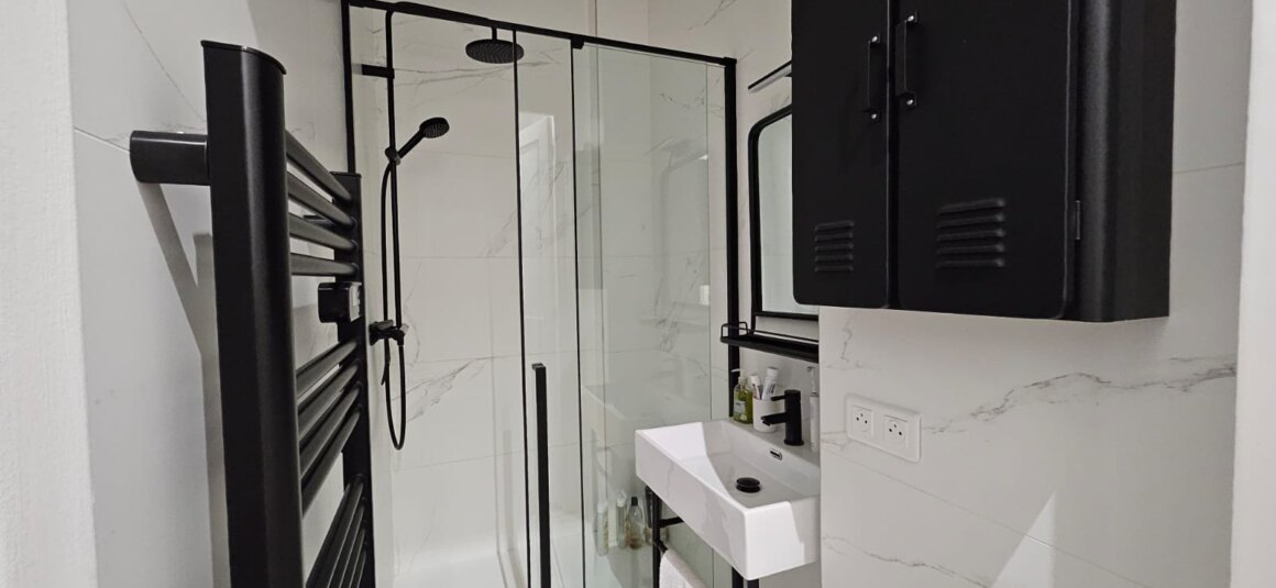 PHOTO-2026-06-08-12-23-01 MEUBLÉ – 2 chambres – PARIS 17ème – Rue Guersant – 82 m2 – 3ème étage ascenseur – Loyer charges comprises : 3.400 euros (chauffage collectif). Internet inclus.
