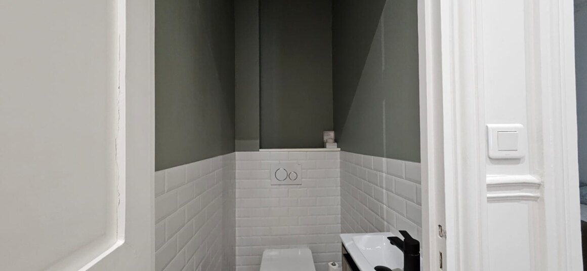 PHOTO-2026-06-08-12-23-01 MEUBLÉ – 2 chambres – PARIS 17ème – Rue Guersant – 82 m2 – 3ème étage ascenseur – Loyer charges comprises : 3.400 euros (chauffage collectif). Internet inclus.