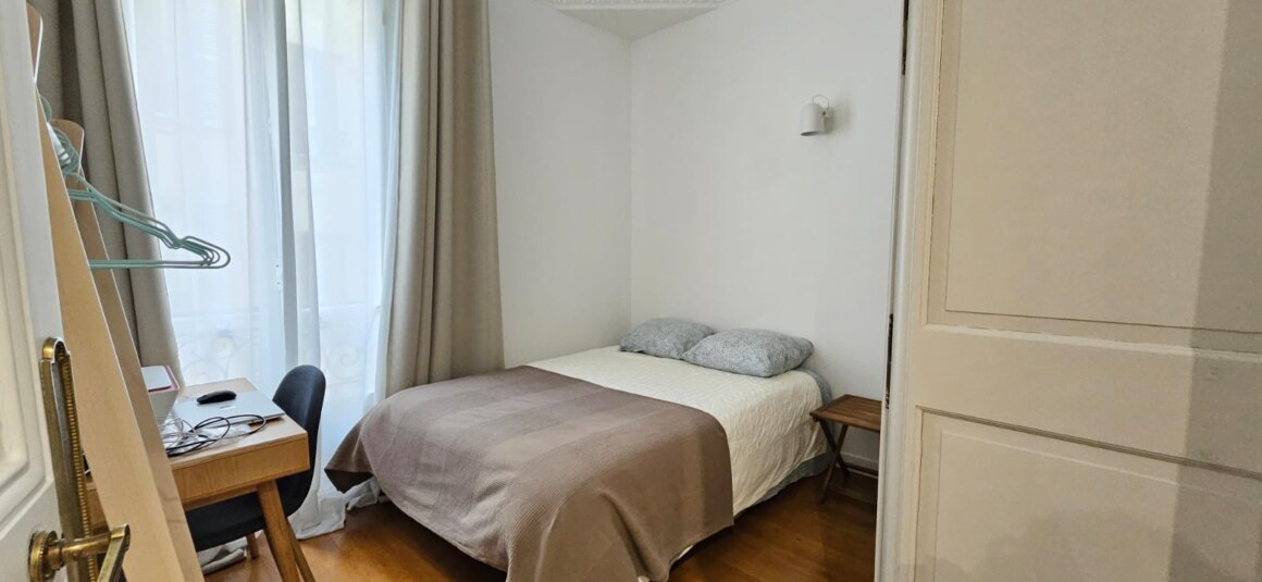 PHOTO-2026-06-08-12-23-01 MEUBLÉ – 2 chambres – PARIS 17ème – Rue Guersant – 82 m2 – 3ème étage ascenseur – Loyer charges comprises : 3.400 euros (chauffage collectif). Internet inclus.