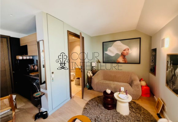 MEUBLÉ – Très standing – Idéal pieds à terre – 1 chambre – 34 m2 au sol – Paris 7ème – Rue de Grenelle (angle Rue du Bac) – Quartier Beaupassage / Raspail – 3ème étage avec ascenseur – Loyer charges comprises : 1.950 euros (chauffage et eau chaude collectifs inclus) et (Internet inclus).