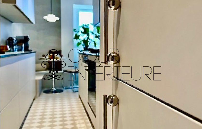 MEUBLÉ par architecte – EXCEPTIONNEL – Immeuble TRÈS STANDING avec conciergerie 24h24- MEUBLÉ par ARCHITECTE – PASSY PLAZA – PARIS 16ème – 2 chambres – Duplex Toit Terrasse en dernier étage – 10ème et 9ème étage ascenseur – 76,30 m2 + Balcon 8 m2 + Toit terrasse  61 m2 – Vue 360° sur TOUR EIFFEL et tout Paris – Parking en sous-sol – Climatisation intégrée – Loyer charges comprises : 5.300 euros (parking en sous-sol compris)