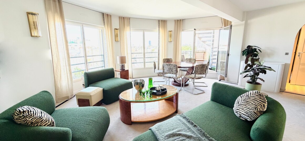 MEUBLÉ par architecte – EXCEPTIONNEL – Résidence TRÈS STANDING avec conciergerie 24h24- MEUBLÉ par ARCHITECTE – PASSY PLAZA – PARIS 16ème – 2 chambres – Duplex Toit Terrasse en dernier étage – 10ème et 9ème étage ascenseur – 76,30 m2 + Balcon 8 m2 + Toit terrasse  61 m2 – Vue 360° sur TOUR EIFFEL et tout Paris – Parking en sous-sol – Climatisation intégrée – Loyer charges comprises : 5.300 euros (parking en sous-sol compris)