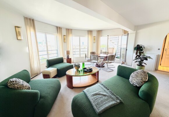 MEUBLÉ par architecte – EXCEPTIONNEL – Résidence TRÈS STANDING avec conciergerie 24h24- MEUBLÉ par ARCHITECTE – PASSY PLAZA – PARIS 16ème – 2 chambres – Duplex Toit Terrasse en dernier étage – 10ème et 9ème étage ascenseur – 76,30 m2 + Balcon 8 m2 + Toit terrasse  61 m2 – Vue 360° sur TOUR EIFFEL et tout Paris – Parking en sous-sol – Climatisation intégrée – Loyer charges comprises : 5.300 euros (parking en sous-sol compris)