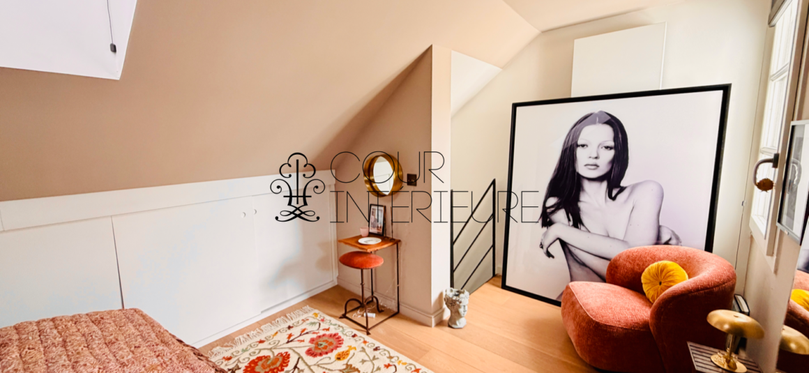 MEUBLÉ – Très standing – Idéal pieds à terre – 1 chambre – 34 m2 au sol – Paris 7ème – Rue de Grenelle – Quartier Beaupassage / Raspail – 3ème étage avec ascenseur – Loyer charges comprises : 1.950 euros (chauffage et eau chaude collectifs inclus) et (Internet inclus).