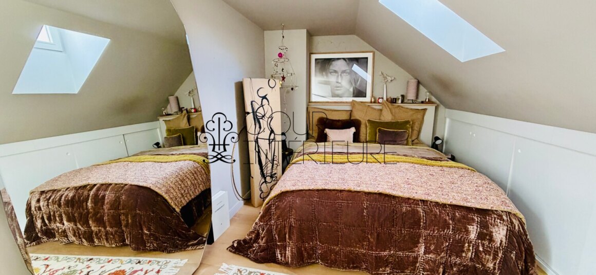 MEUBLÉ – Très standing – Idéal pieds à terre – 1 chambre – 34 m2 au sol – Paris 7ème – Rue de Grenelle – Quartier Beaupassage / Raspail – 3ème étage avec ascenseur – Loyer charges comprises : 1.950 euros (chauffage et eau chaude collectifs inclus) et (Internet inclus).