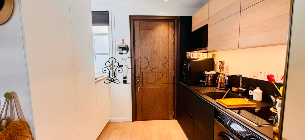 MEUBLÉ – Très standing – Idéal pieds à terre – 1 chambre – 34 m2 au sol – Paris 7ème – Rue de Grenelle – Quartier Beaupassage / Raspail – 3ème étage avec ascenseur – Loyer charges comprises : 1.950 euros (chauffage et eau chaude collectifs inclus) et (Internet inclus).