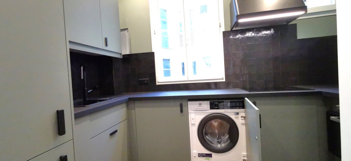 cuisine vue machine Cath Lachèze MEUBLÉ – 2 chambres – PARIS 17ème – Rue Guersant – 82 m2 – 3ème étage ascenseur – Loyer charges comprises : 3.400 euros (chauffage collectif). Internet inclus.