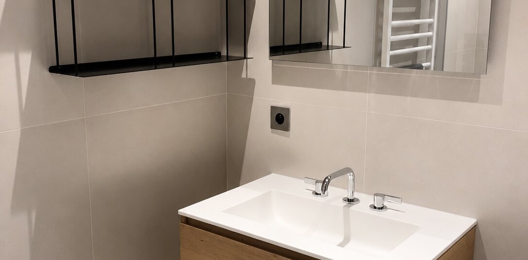 MEUBLÉ – 1 chambre – PARIS 7ème – RASPAIL/BAC/GRENELLE – 62 m2 et terrasse plein ciel de 35 m2 – 2ème étage ascenseur – Loyer charges comprises : 4.400 euros (chauffage et eau chaude collectifs compris et Internet compris)