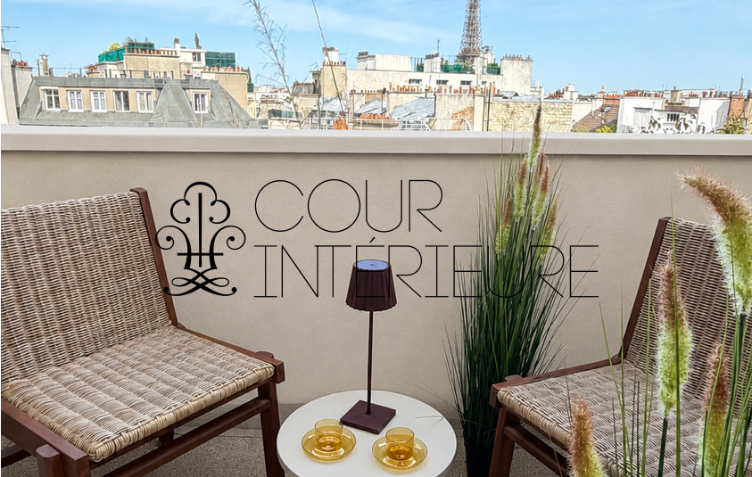MEUBLÉ par architecte – EXCEPTIONNEL – Résidence TRÈS STANDING avec conciergerie 24h24- MEUBLÉ par ARCHITECTE – PASSY PLAZA – PARIS 16ème – 2 chambres – Duplex Toit Terrasse en dernier étage – 10ème et 9ème étage ascenseur – 76,30 m2 + Balcon 8 m2 + Toit terrasse  61 m2 – Vue 360° sur TOUR EIFFEL et tout Paris – Parking en sous-sol – Climatisation intégrée – Loyer charges comprises : 5.300 euros (parking en sous-sol compris)