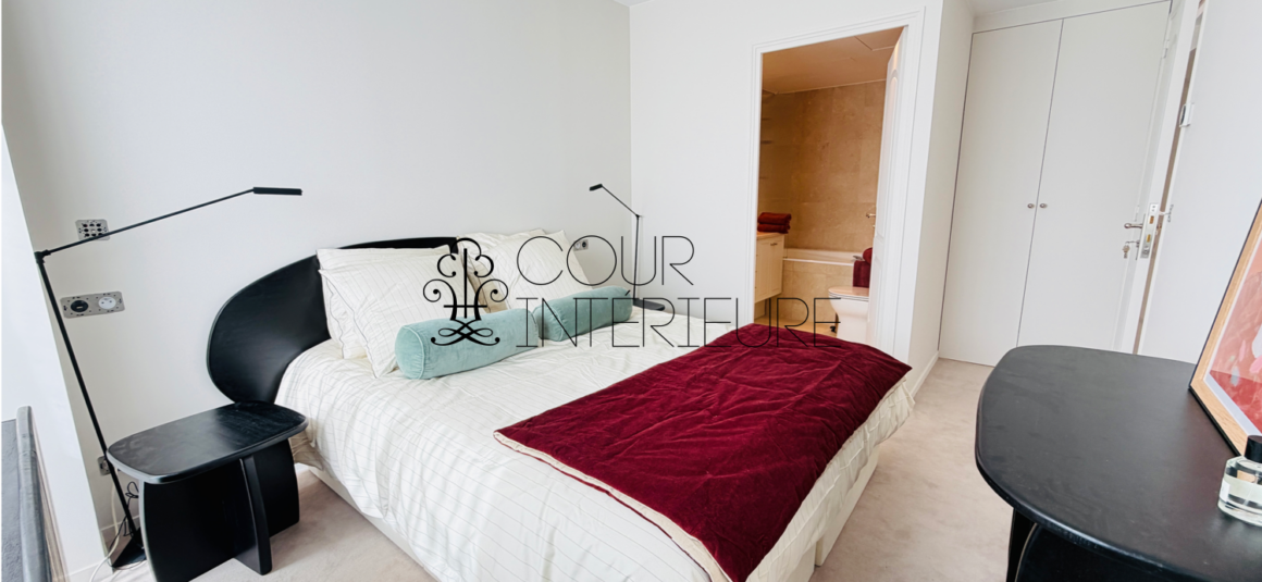 MEUBLÉ par architecte – EXCEPTIONNEL – Résidence TRÈS STANDING avec conciergerie 24h24- MEUBLÉ par ARCHITECTE – PASSY PLAZA – PARIS 16ème – 2 chambres – Duplex Toit Terrasse en dernier étage – 10ème et 9ème étage ascenseur – 76,30 m2 + Balcon 8 m2 + Toit terrasse  61 m2 – Vue 360° sur TOUR EIFFEL et tout Paris – Parking en sous-sol – Climatisation intégrée – Loyer charges comprises : 5.300 euros (parking en sous-sol compris)
