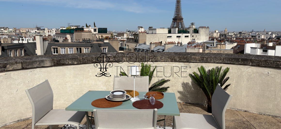 MEUBLÉ par architecte – EXCEPTIONNEL – Résidence TRÈS STANDING avec conciergerie 24h24- MEUBLÉ par ARCHITECTE – PASSY PLAZA – PARIS 16ème – 2 chambres – Duplex Toit Terrasse en dernier étage – 10ème et 9ème étage ascenseur – 76,30 m2 + Balcon 8 m2 + Toit terrasse  61 m2 – Vue 360° sur TOUR EIFFEL et tout Paris – Parking en sous-sol – Climatisation intégrée – Loyer charges comprises : 5.300 euros (parking en sous-sol compris)
