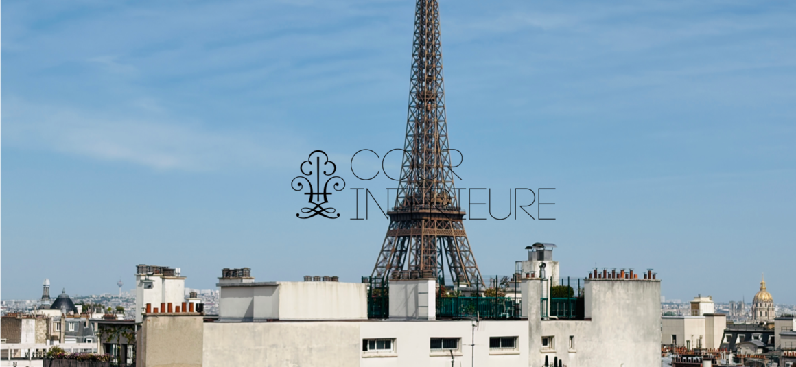MEUBLÉ par architecte – EXCEPTIONNEL – Résidence TRÈS STANDING avec conciergerie 24h24- MEUBLÉ par ARCHITECTE – PASSY PLAZA – PARIS 16ème – 2 chambres – Duplex Toit Terrasse en dernier étage – 10ème et 9ème étage ascenseur – 76,30 m2 + Balcon 8 m2 + Toit terrasse  61 m2 – Vue 360° sur TOUR EIFFEL et tout Paris – Parking en sous-sol – Climatisation intégrée – Loyer charges comprises : 5.300 euros (parking en sous-sol compris)