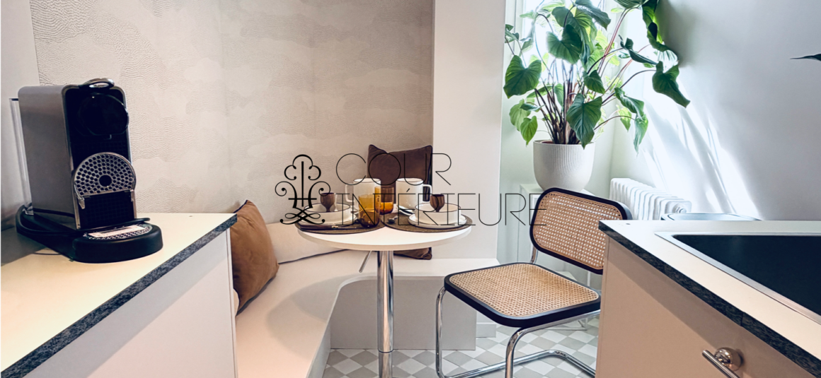 MEUBLÉ par architecte – EXCEPTIONNEL – Résidence TRÈS STANDING avec conciergerie 24h24- MEUBLÉ par ARCHITECTE – PASSY PLAZA – PARIS 16ème – 2 chambres – Duplex Toit Terrasse en dernier étage – 10ème et 9ème étage ascenseur – 76,30 m2 + Balcon 8 m2 + Toit terrasse  61 m2 – Vue 360° sur TOUR EIFFEL et tout Paris – Parking en sous-sol – Climatisation intégrée – Loyer charges comprises : 5.300 euros (parking en sous-sol compris)