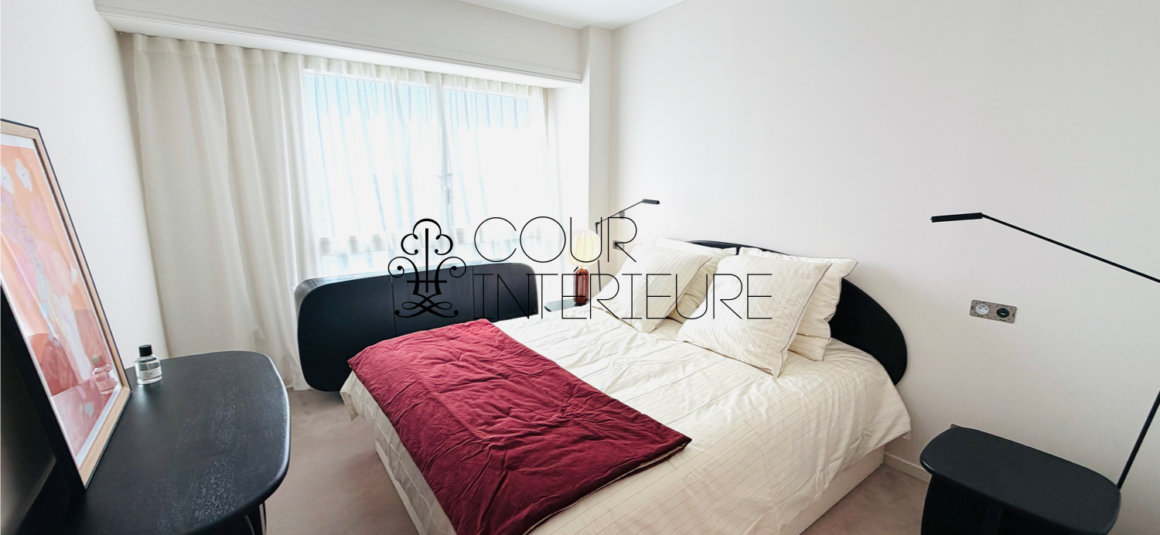 MEUBLÉ par architecte – EXCEPTIONNEL – Résidence TRÈS STANDING avec conciergerie 24h24- MEUBLÉ par ARCHITECTE – PASSY PLAZA – PARIS 16ème – 2 chambres – Duplex Toit Terrasse en dernier étage – 10ème et 9ème étage ascenseur – 76,30 m2 + Balcon 8 m2 + Toit terrasse  61 m2 – Vue 360° sur TOUR EIFFEL et tout Paris – Parking en sous-sol – Climatisation intégrée – Loyer charges comprises : 5.300 euros (parking en sous-sol compris)
