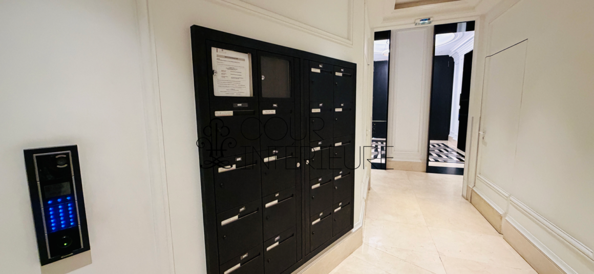 MEUBLÉ – 1 chambre – PARIS 7ème – RASPAIL/BAC/GRENELLE – 62 m2 et terrasse plein ciel de 35 m2 – 2ème étage ascenseur – Loyer charges comprises : 4.400 euros (chauffage et eau chaude collectifs compris et Internet compris)
