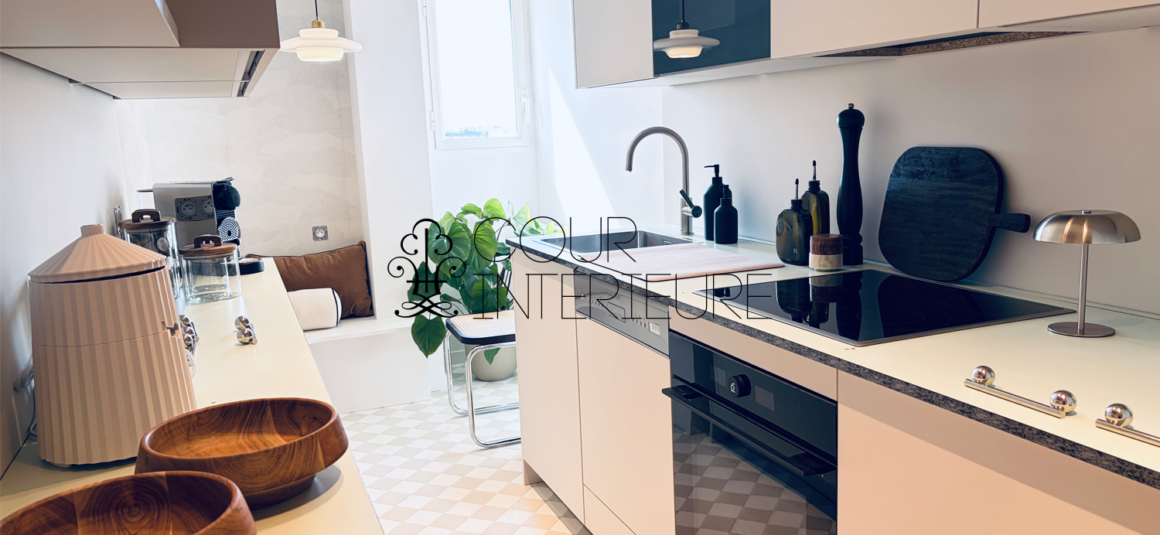 MEUBLÉ par architecte – EXCEPTIONNEL – Résidence TRÈS STANDING avec conciergerie 24h24- MEUBLÉ par ARCHITECTE – PASSY PLAZA – PARIS 16ème – 2 chambres – Duplex Toit Terrasse en dernier étage – 10ème et 9ème étage ascenseur – 76,30 m2 + Balcon 8 m2 + Toit terrasse  61 m2 – Vue 360° sur TOUR EIFFEL et tout Paris – Parking en sous-sol – Climatisation intégrée – Loyer charges comprises : 5.300 euros (parking en sous-sol compris)