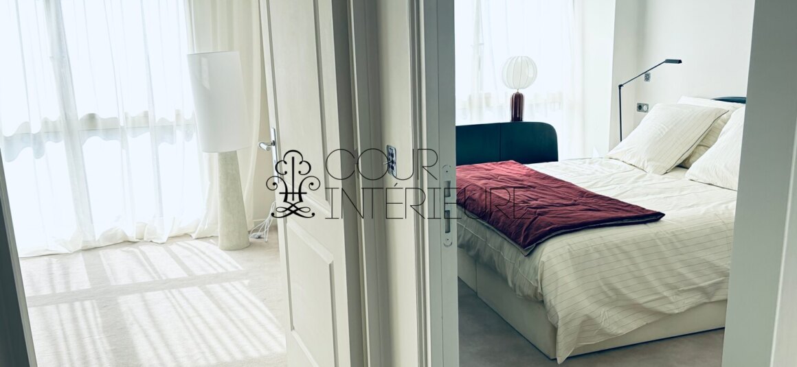 MEUBLÉ par architecte – EXCEPTIONNEL – Résidence TRÈS STANDING avec conciergerie 24h24- MEUBLÉ par ARCHITECTE – PASSY PLAZA – PARIS 16ème – 2 chambres – Duplex Toit Terrasse en dernier étage – 10ème et 9ème étage ascenseur – 76,30 m2 + Balcon 8 m2 + Toit terrasse  61 m2 – Vue 360° sur TOUR EIFFEL et tout Paris – Parking en sous-sol – Climatisation intégrée – Loyer charges comprises : 5.300 euros (parking en sous-sol compris)