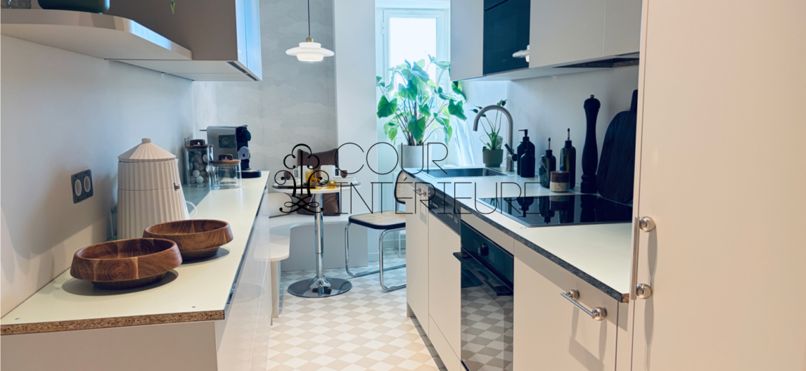 MEUBLÉ par architecte – EXCEPTIONNEL – Résidence TRÈS STANDING avec conciergerie 24h24- MEUBLÉ par ARCHITECTE – PASSY PLAZA – PARIS 16ème – 2 chambres – Duplex Toit Terrasse en dernier étage – 10ème et 9ème étage ascenseur – 76,30 m2 + Balcon 8 m2 + Toit terrasse  61 m2 – Vue 360° sur TOUR EIFFEL et tout Paris – Parking en sous-sol – Climatisation intégrée – Loyer charges comprises : 5.300 euros (parking en sous-sol compris)