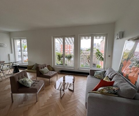 MEUBLÉ – Duplex –  1 chambre – PARIS 15ème – Avenue Motte Picquet – 70 m2 – 8ème étage avec ascenseur – Loyer charges comprises : 2.850 euros (chauffage collectif inclus)