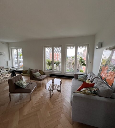 MEUBLÉ – Duplex –  1 chambre – PARIS 15ème – Avenue Motte Picquet – 70 m2 – 8ème étage avec ascenseur – Loyer charges comprises : 2.850 euros (chauffage collectif inclus)