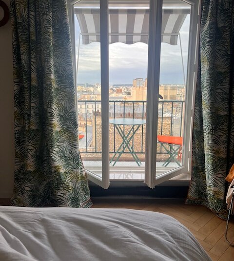 MEUBLÉ – Duplex –  1 chambre – PARIS 15ème – Avenue Motte Picquet – 70 m2 – 8ème étage avec ascenseur – Loyer charges comprises : 2.850 euros (chauffage collectif inclus)