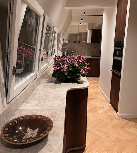 MEUBLÉ – Duplex –  1 chambre – PARIS 15ème – Avenue Motte Picquet – 70 m2 – 8ème étage avec ascenseur – Loyer charges comprises : 2.850 euros (chauffage collectif inclus)