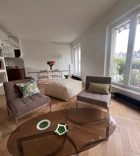 MEUBLÉ – Duplex –  1 chambre – PARIS 15ème – Avenue Motte Picquet – 70 m2 – 8ème étage avec ascenseur – Loyer charges comprises : 2.850 euros (chauffage collectif inclus)