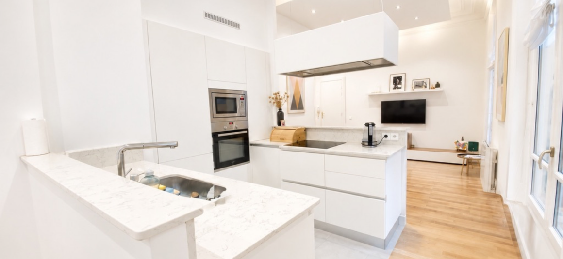 MEUBLÉ – Immeuble grand standing conciergerie 24h/24 – 3 chambres (2 chambres + 1 bureau / chambre d&rsquo;amis) – 77 m2 – Bld Flandrin / angle Ave Foch/Porte Dauphine –  Paris 16ème – 1er étage ascenseur – Loyer mensuel charges comprises : 3.100 €