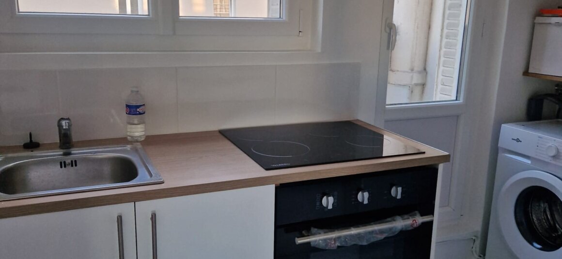MEUBLÉ – 2 chambres – 59 m2 – PARIS 15ème – Place Adolphe Cherioux – 7ème étage avec ascenseur – Loyer charges comprises : 2.300 euros (poss box dans en sous-sol pour 180 euros)