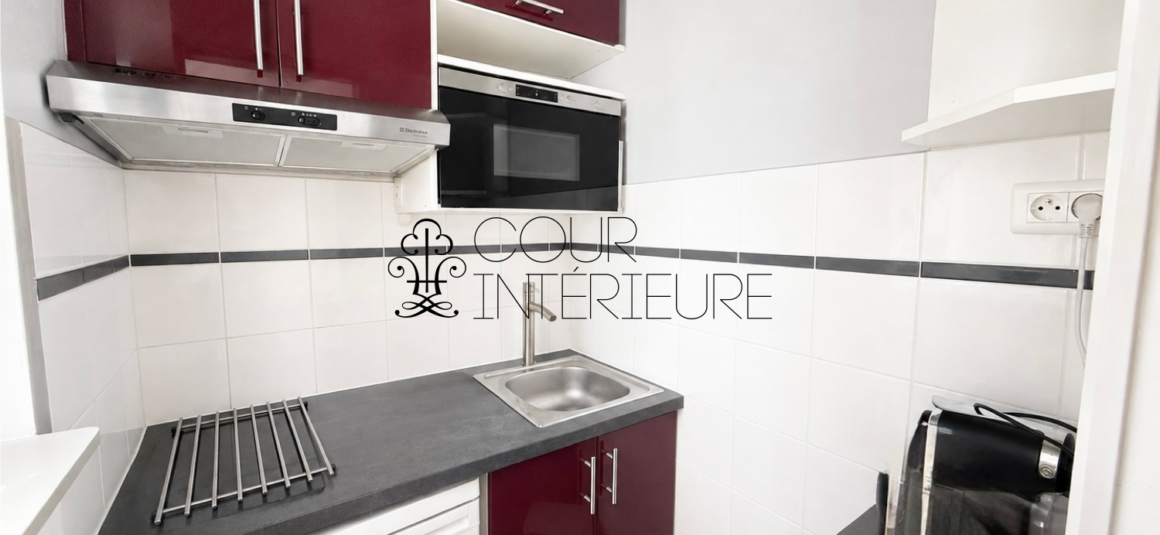 MEUBLÉ – Studio avec lit double – 27 m2 – Paris 9ème – Rue Rochechouart – 1er étage avec ascenseur  – Loyer charges comprises : 1.200 € (chauffage collectif)
