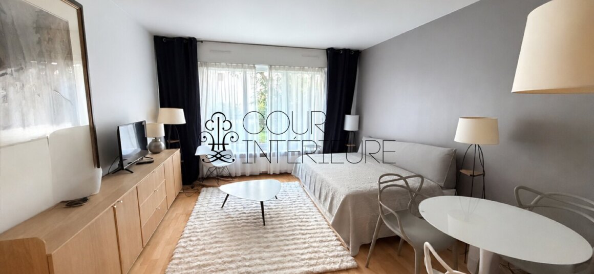 MEUBLÉ – Studio avec lit double – 27 m2 – Paris 9ème – Rue Rochechouart – 1er étage avec ascenseur  – Loyer charges comprises : 1.200 € (chauffage collectif)