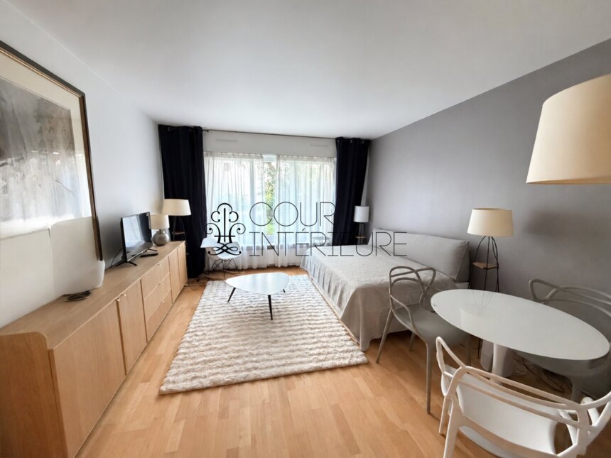 MEUBLÉ – Studio avec lit double – 27 m2 – Paris 9ème – Rue Rochechouart – 1er étage avec ascenseur  – Loyer charges comprises : 1.200 € (chauffage collectif)