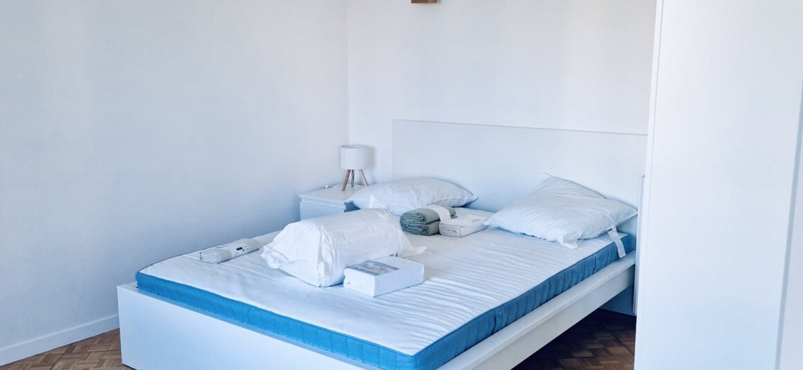 MEUBLÉ – 2 chambres – 59 m2 – PARIS 15ème – Place Adolphe Cherioux – 7ème étage avec ascenseur – Loyer charges comprises : 2.300 euros (poss box dans en sous-sol pour 180 euros)