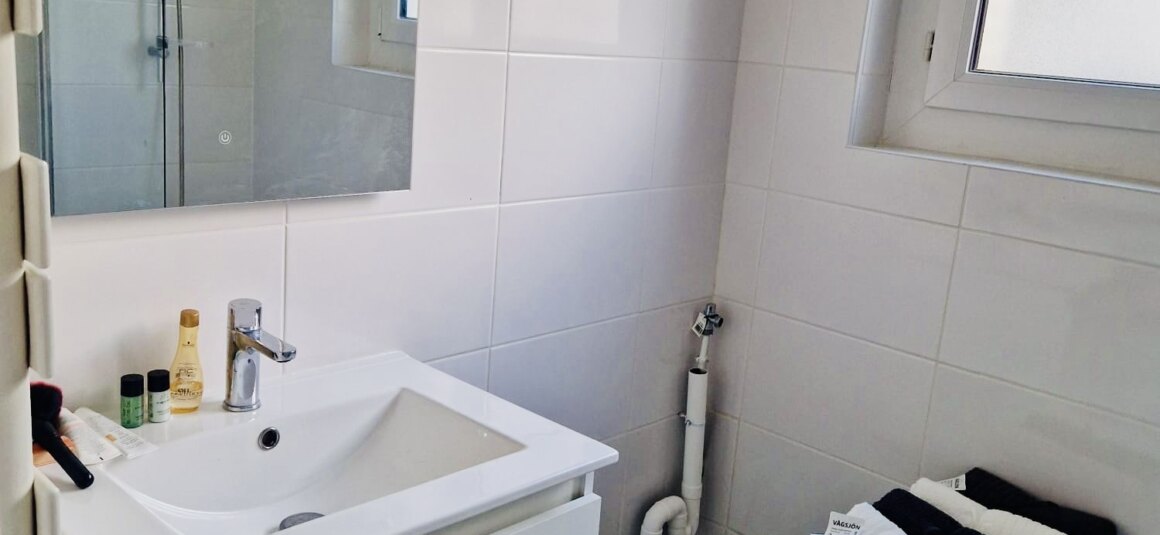 MEUBLÉ – 2 chambres – 59 m2 – PARIS 15ème – Place Adolphe Cherioux – 7ème étage avec ascenseur – Loyer charges comprises : 2.300 euros (poss box dans en sous-sol pour 180 euros)