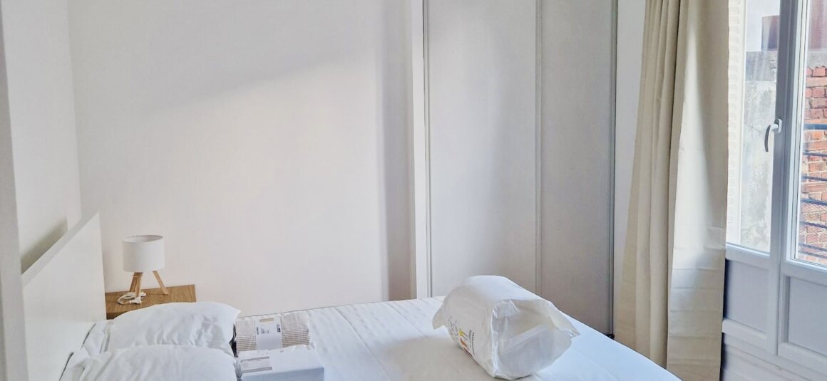 MEUBLÉ – 2 chambres – 59 m2 – PARIS 15ème – Place Adolphe Cherioux – 7ème étage avec ascenseur – Loyer charges comprises : 2.300 euros (poss box dans en sous-sol pour 180 euros)