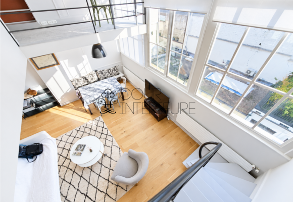 MEUBLÉ- Atelier d&rsquo;artiste 2 chambres + bureau – 80 m2 au sol – Paris 16ème – Rue Lauriston – Métro : Etoile – 4ème et dernier étage ascenseur – Loyer charges comprises : 3.200 euros