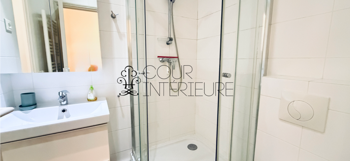 Sans titre600 MEUBLÉ – Studio – 26,35 m2 – Paris 7ème – Rue Cler – Rez de jardin sur cour au calme – Loyer charges comprises : 1.250 euros (chauffage et eau chaude collectifs)