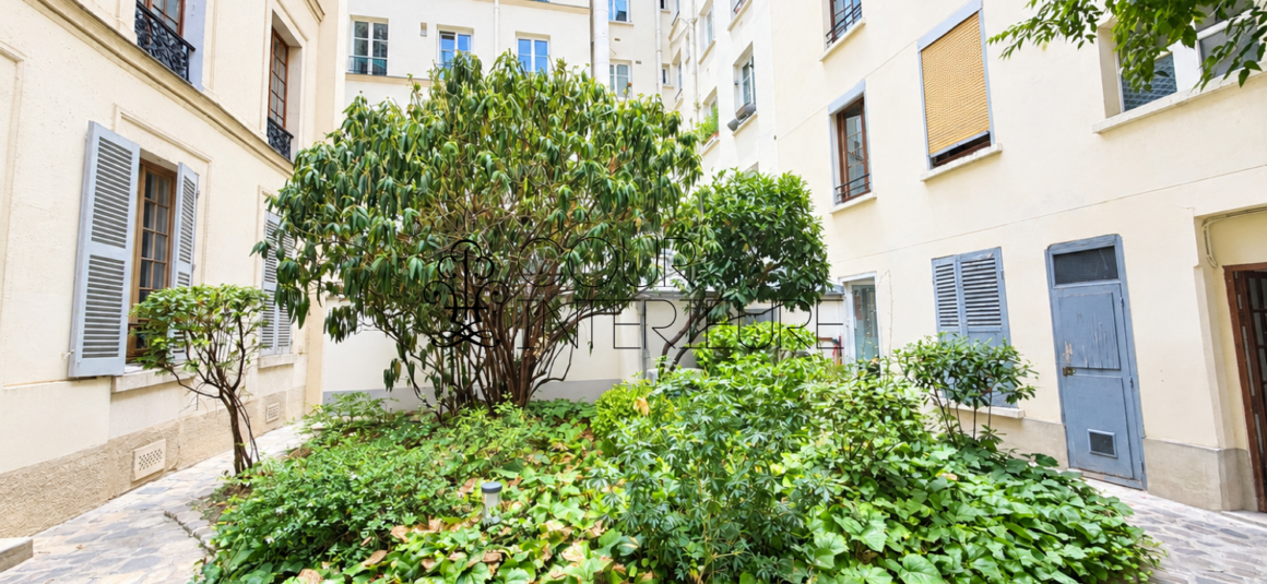 Sans titre603 MEUBLÉ – Studio – 26,35 m2 – Paris 7ème – Rue Cler – Rez de jardin sur cour au calme – Loyer charges comprises : 1.250 euros (chauffage et eau chaude collectifs)