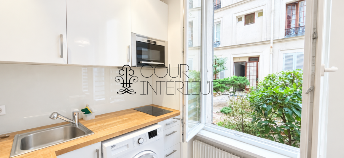 Sans titre605 MEUBLÉ – Studio – 26,35 m2 – Paris 7ème – Rue Cler – Rez de jardin sur cour au calme – Loyer charges comprises : 1.250 euros (chauffage et eau chaude collectifs)