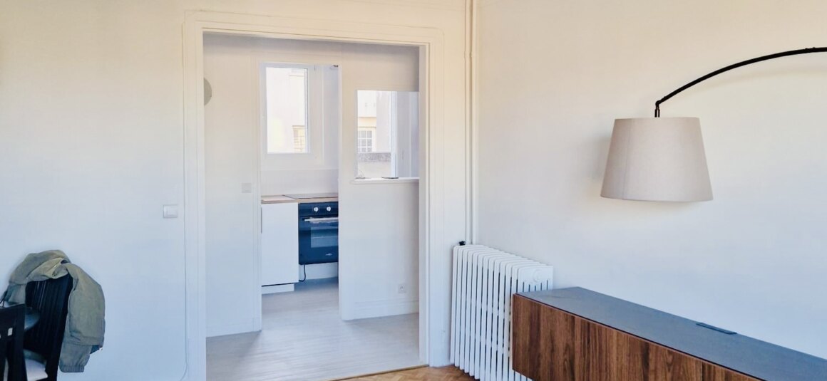 MEUBLÉ – 2 chambres – 59 m2 – PARIS 15ème – Place Adolphe Cherioux – 7ème étage avec ascenseur – Loyer charges comprises : 2.300 euros (poss box dans en sous-sol pour 180 euros)